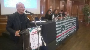 Infermieri e operatori del servizio sanitario, lavorare ins